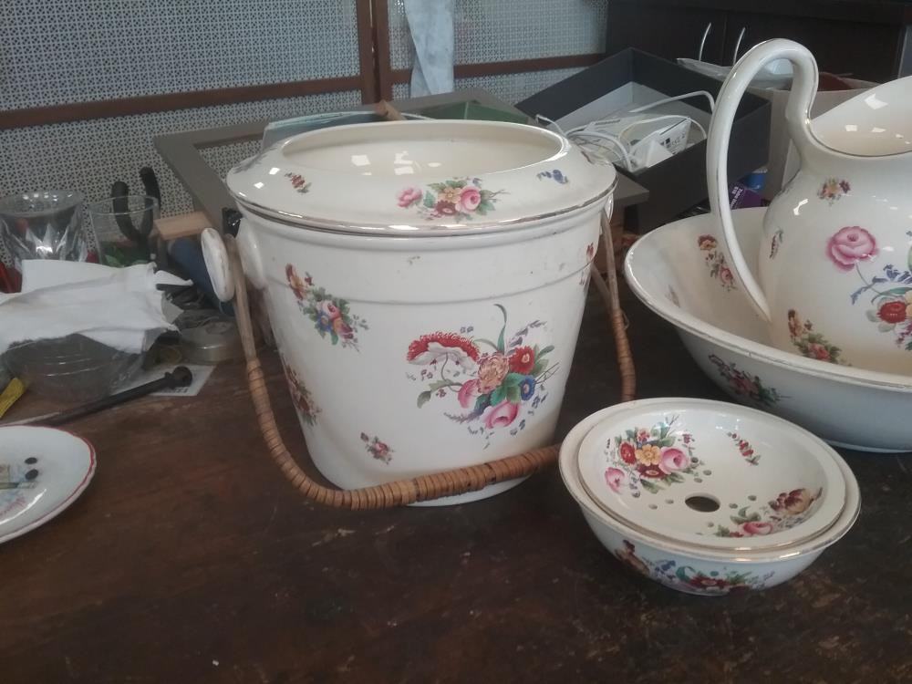 POT CHAMBRE ANGLAIS ANCIEN ET PORTE SAVON