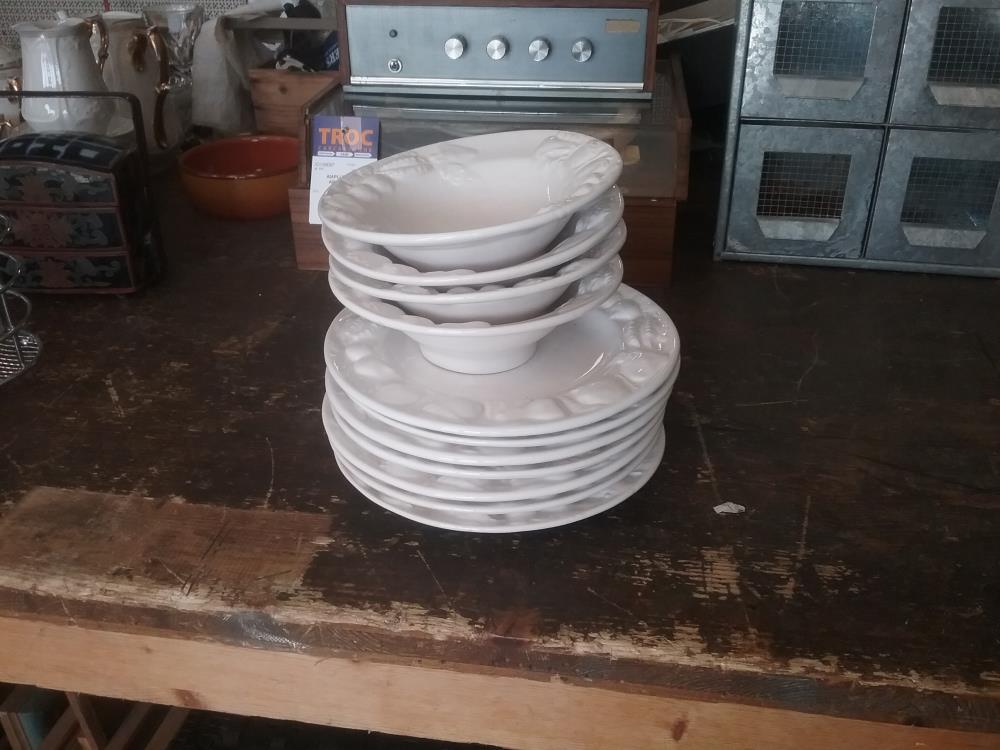 4 PLATS CREUX ET 7 ASSIETTES BLANCHES 