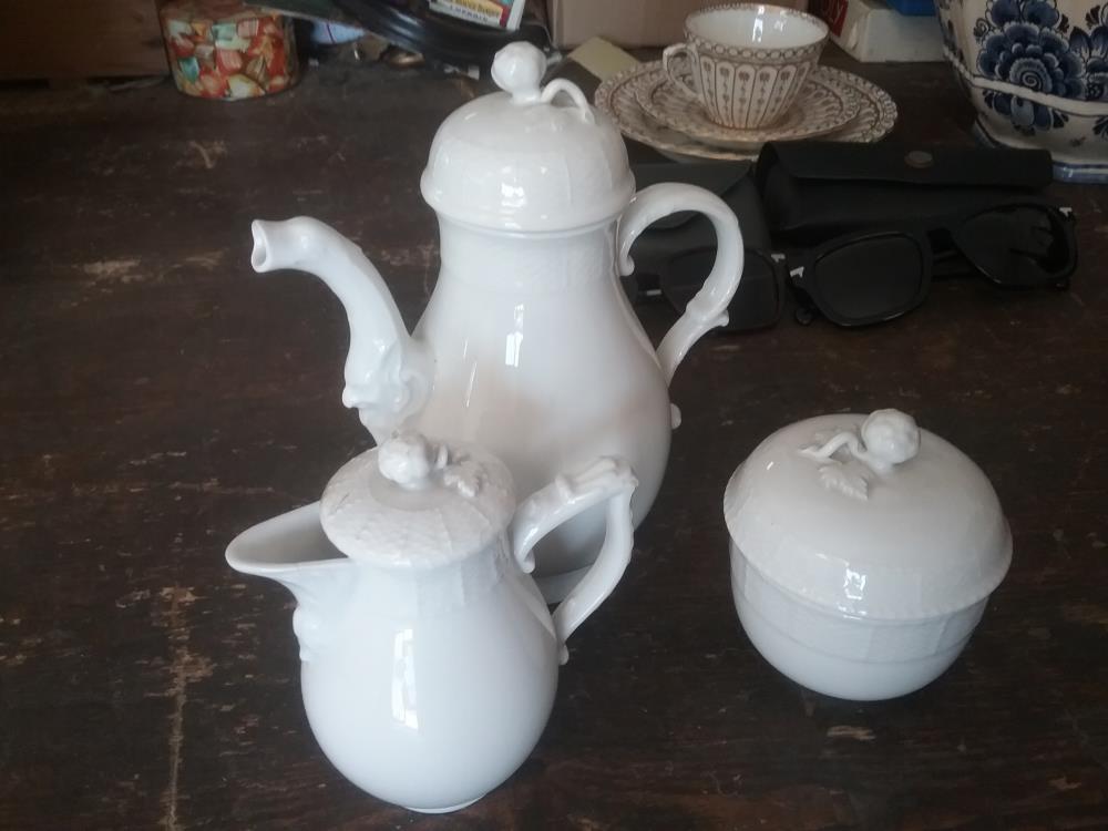 PARTIE DE SERVICE PORCELAINE BLANCHE 