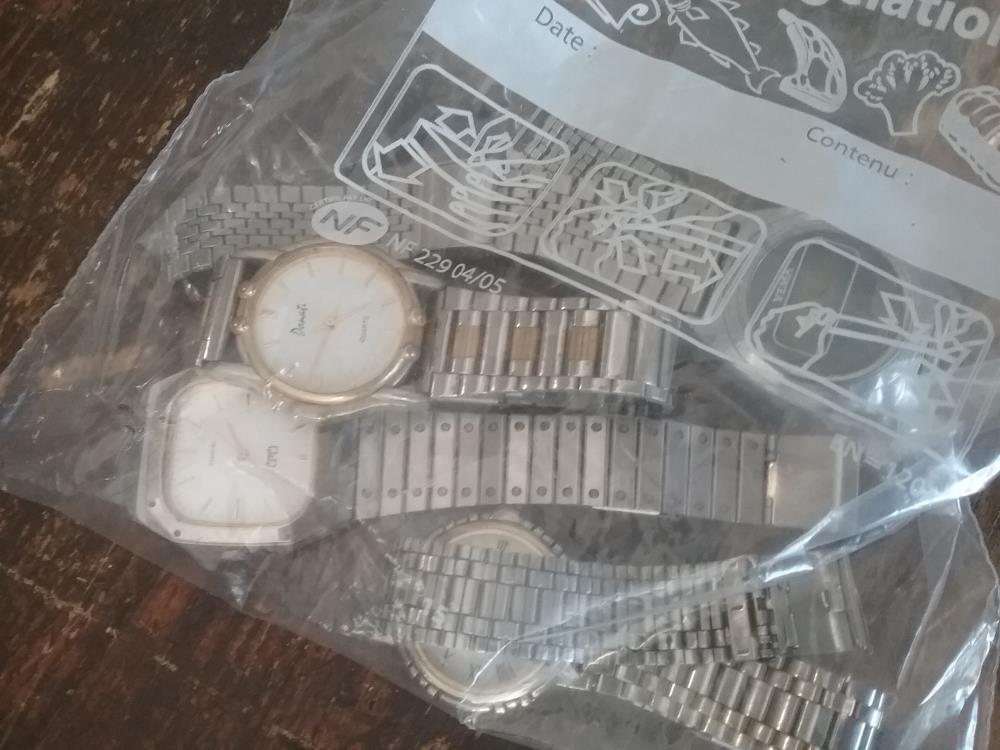 4 MONTRES DIVERSES