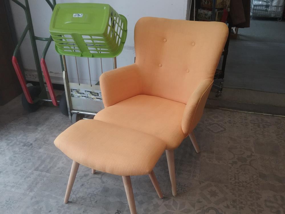 FAUTEUILJAUNE ET REPOSE PIED