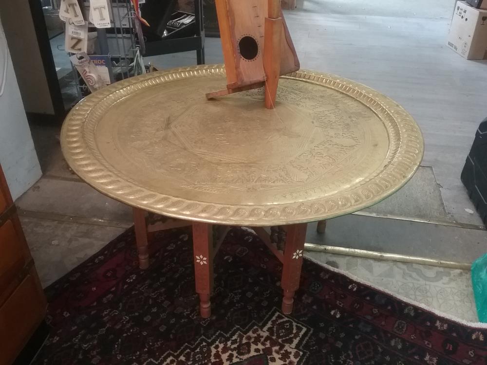 GRANDE TABLE A THE