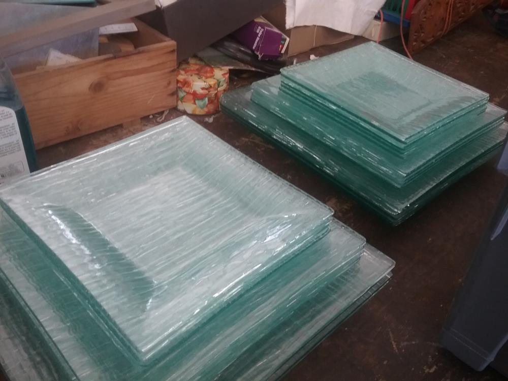 SERVICE ASSIETTES VERRE CARRE 