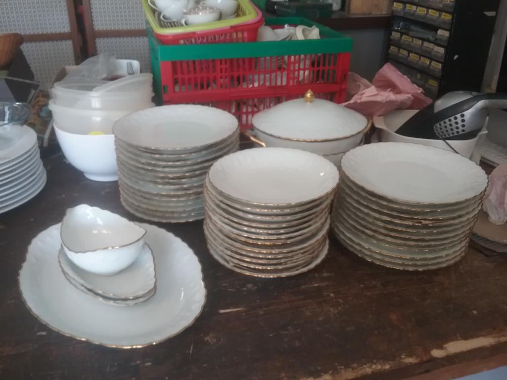 SERVICE PORCELAINE LIMOGES DOREE ET FLEURS