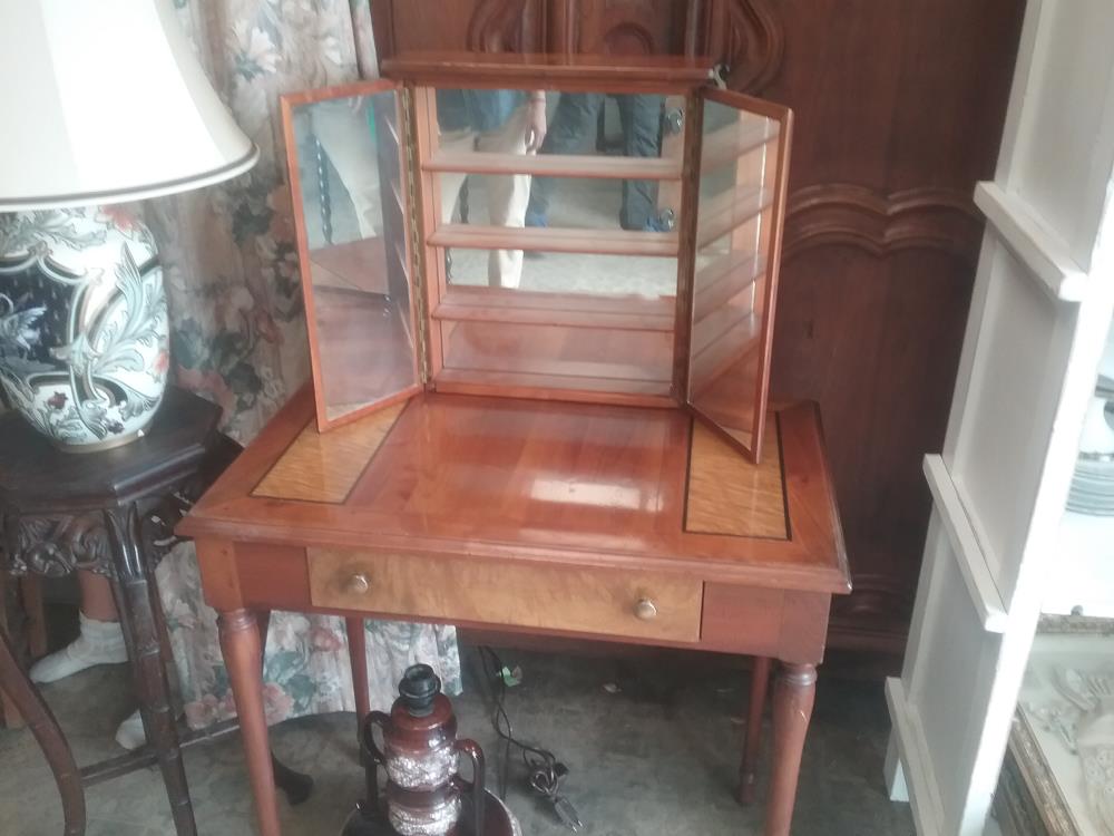 COIFFEUSE  MARQUETEE