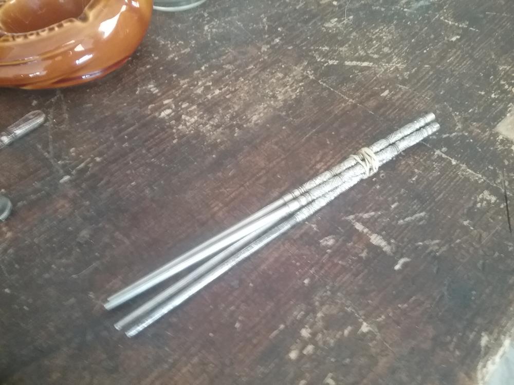 2 PAIRES DE BAGUETTES METAL