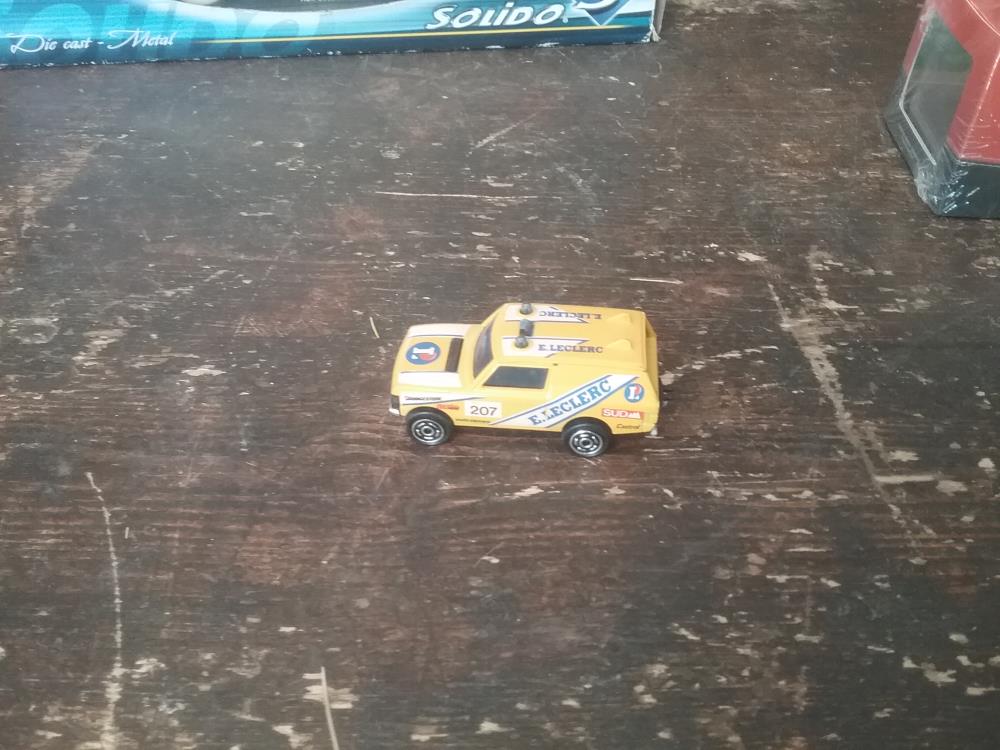 MINIATURE MAJORETTE