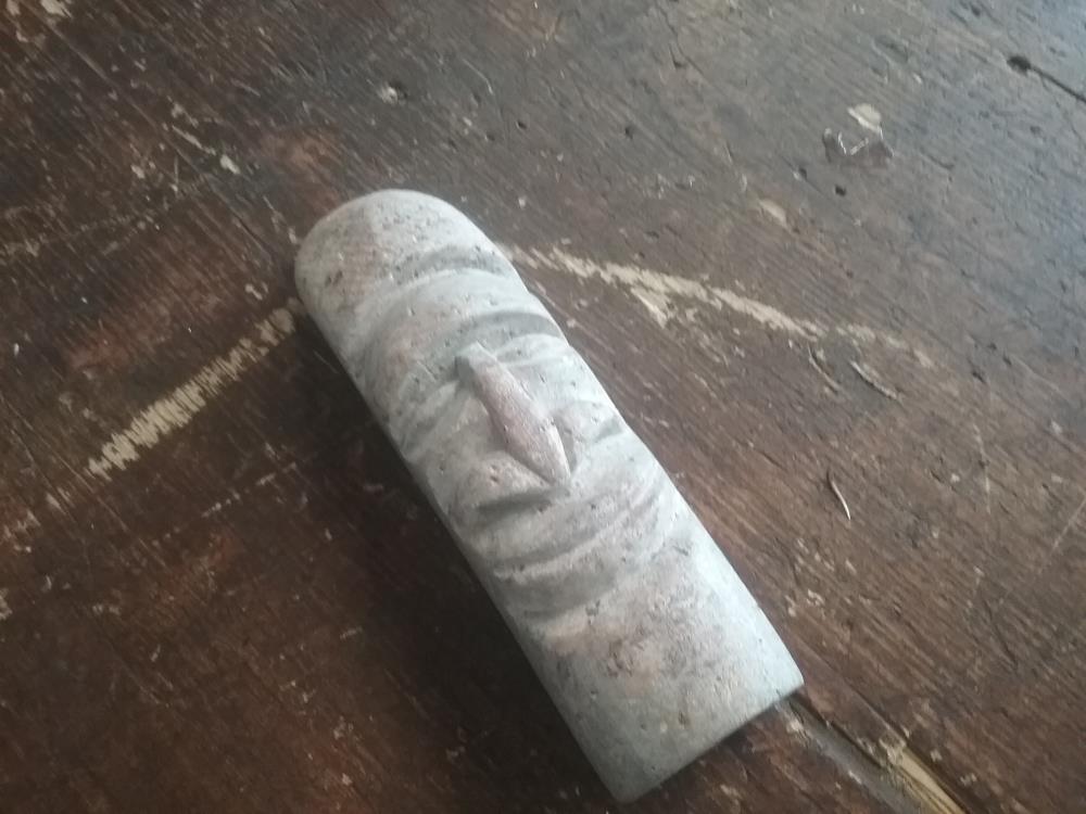 PIERRE SCULPTEE NELLE CALEDONIE