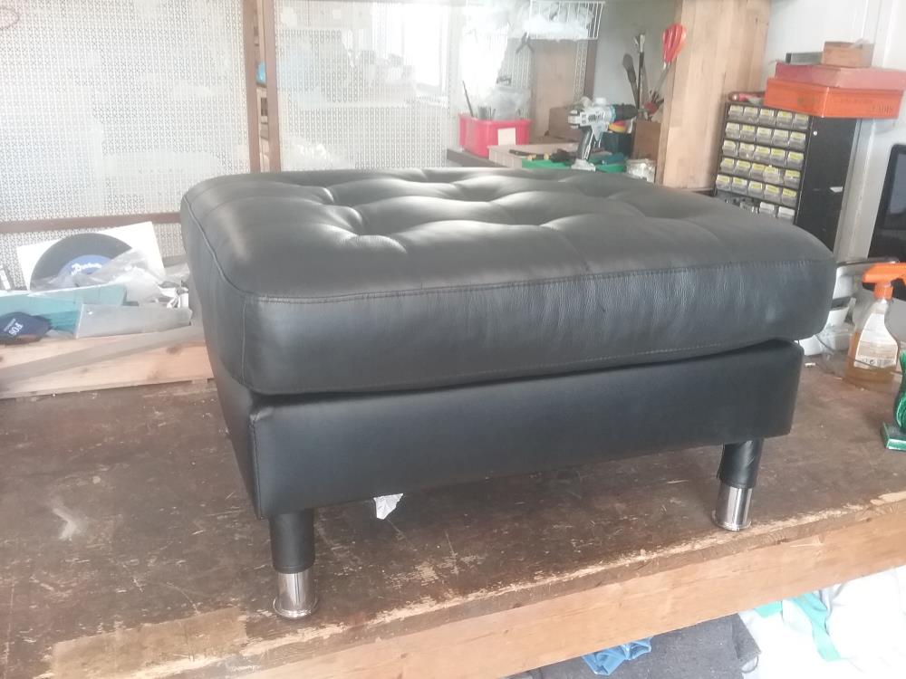 POUF NOIR CUIR DE VACHETTE