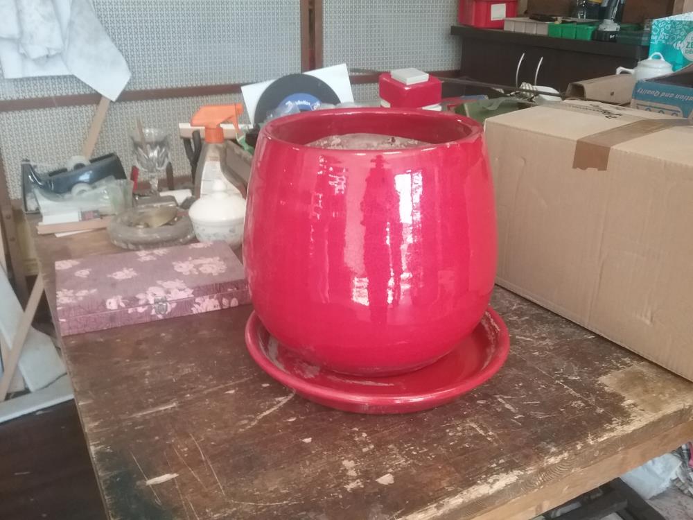 CACHE POT ET SOUCOUPE ROUGE