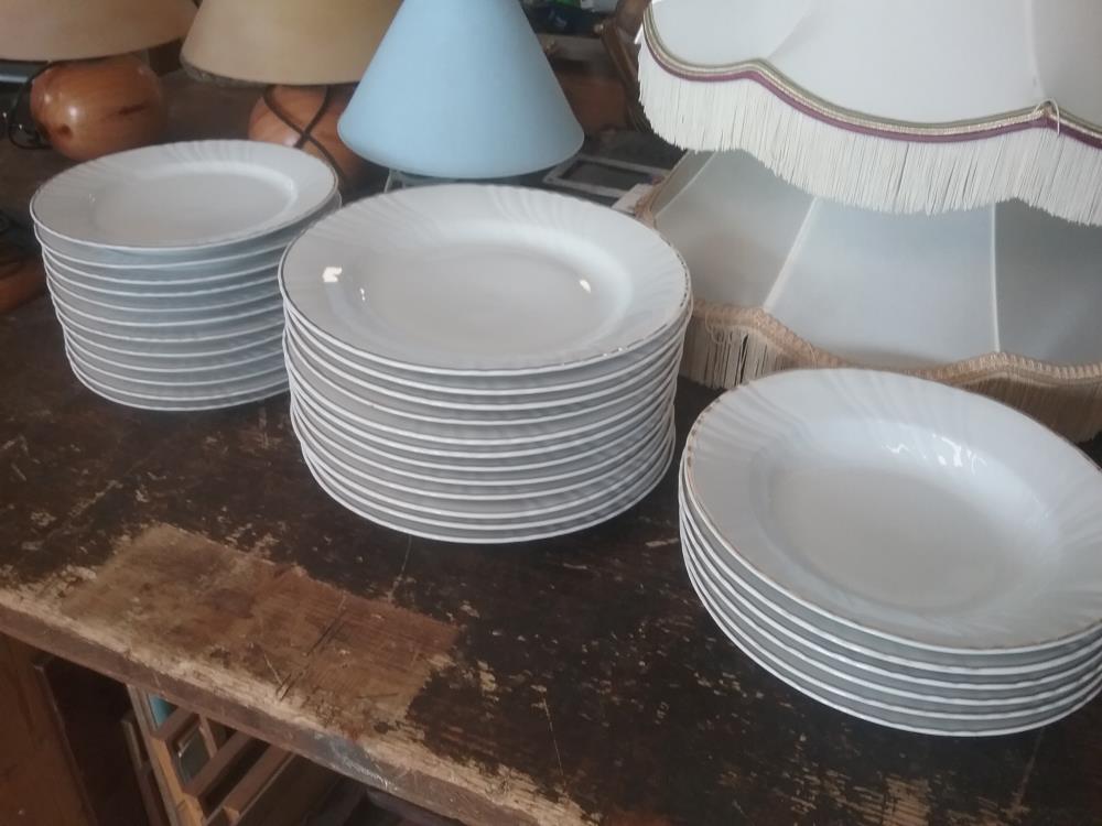 SERVICE DE 30 ASDIETTES PORCELAINE