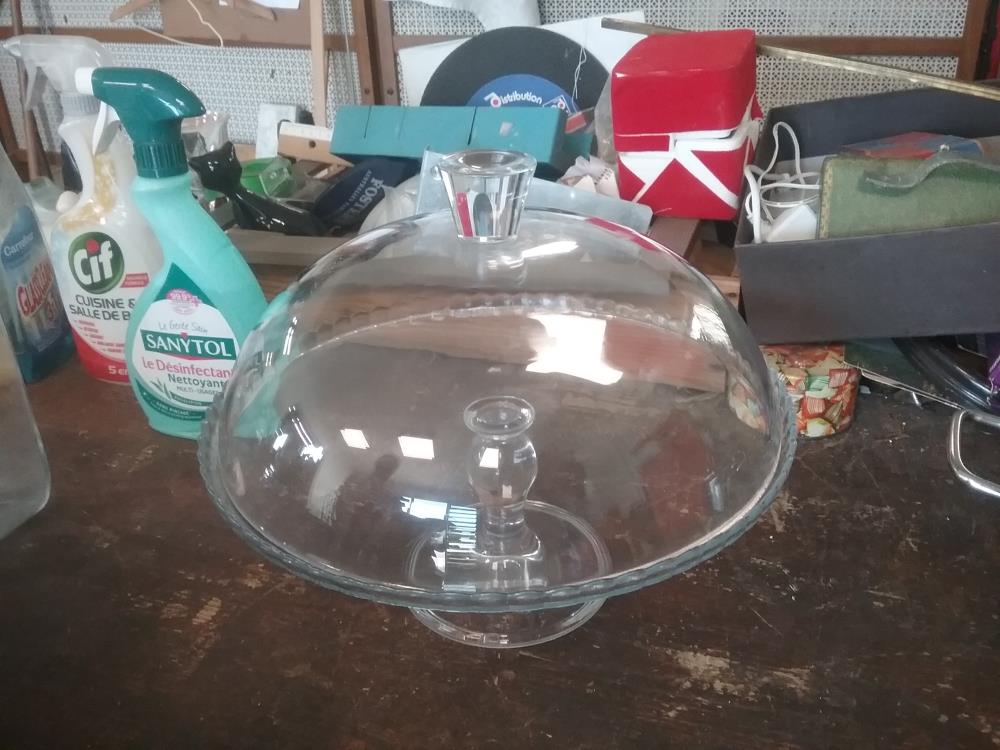 PLAT CLOCHE A GATEAU 