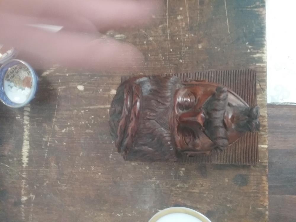 GROGNARD SCULPTURE BOIS