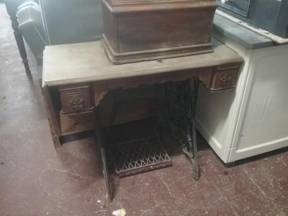 MACHINE A COUDRE PIED FONTE