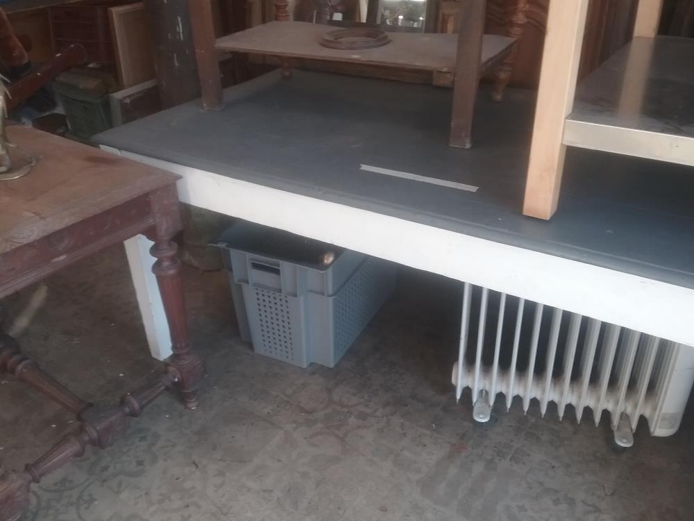 TABLE GRISE 