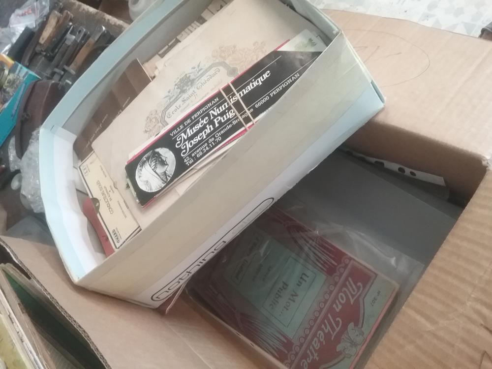 LOT DE VIEUX PAPIERS