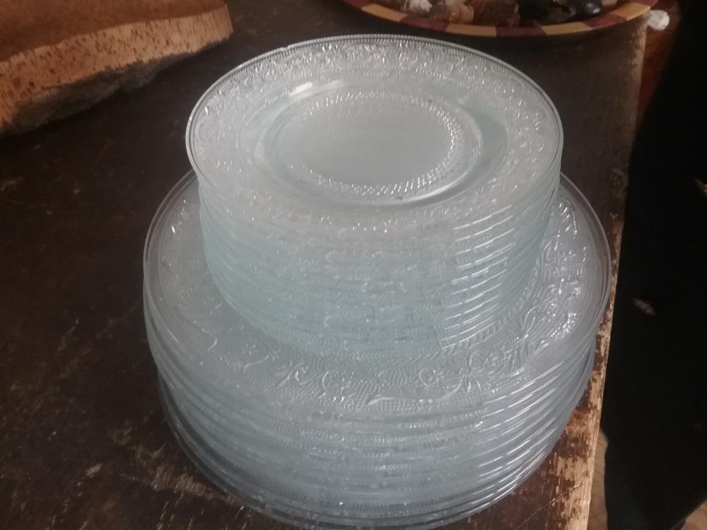 LOT D'ASSIETTES VERRE 