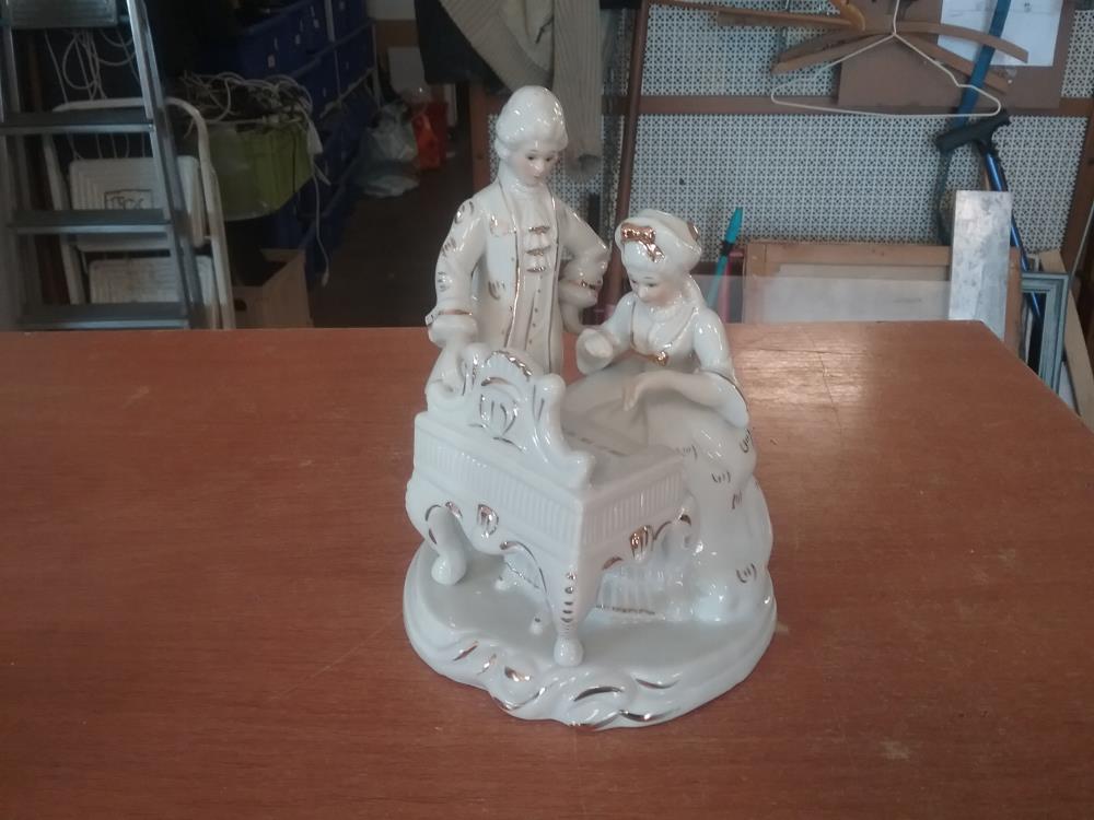 COUPLE PORCELAINE