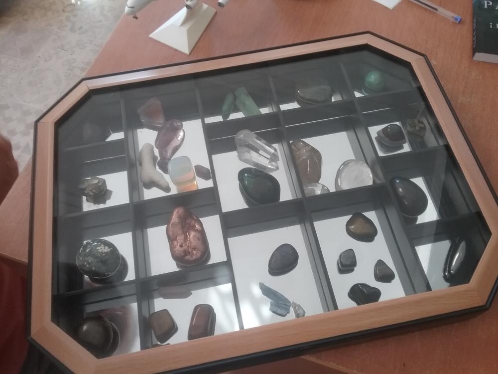 VITRINE DE MINERAUX PLEINE