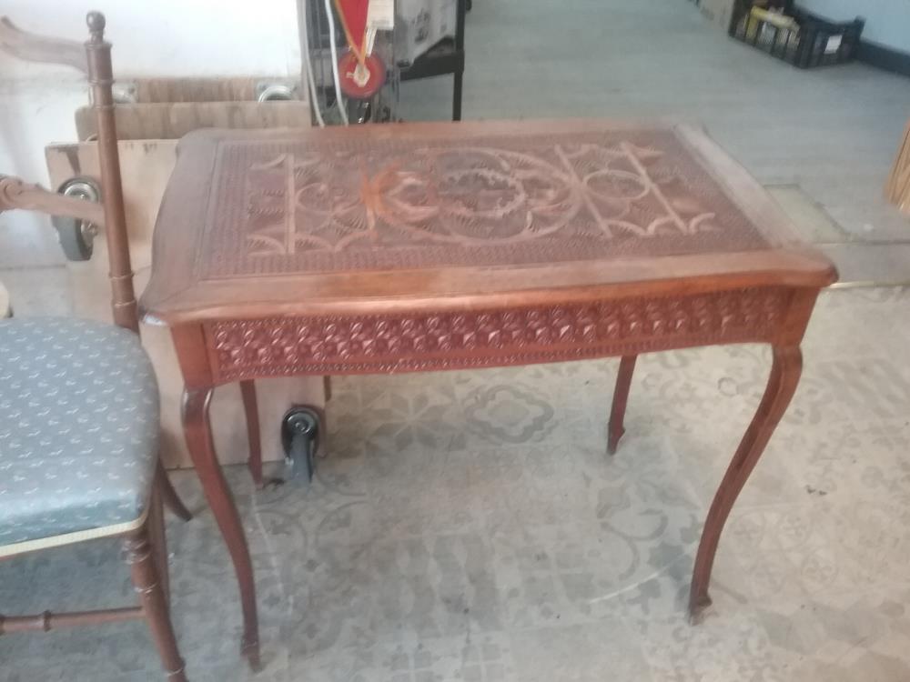 TABLE PUPITRE SCULPTE