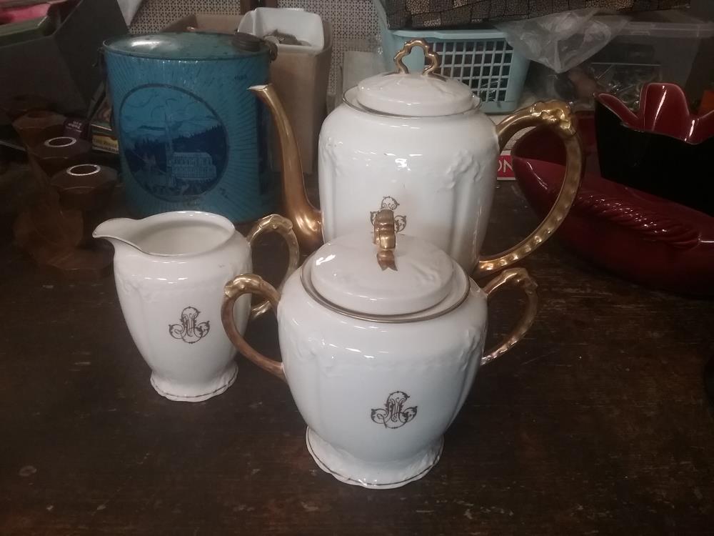 3 PIECES DE SERVICE MONOGRAMEE LIMOGES
