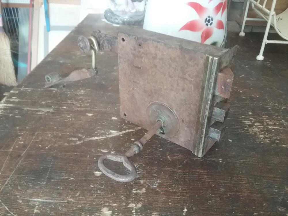 GROSSE SERRURE ANCIENNE
