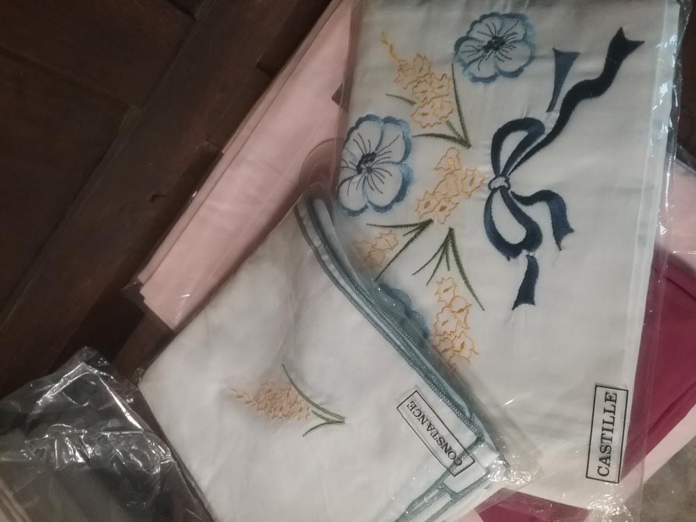 NAPPE CASTILLE ET 6 SERVIETTES 