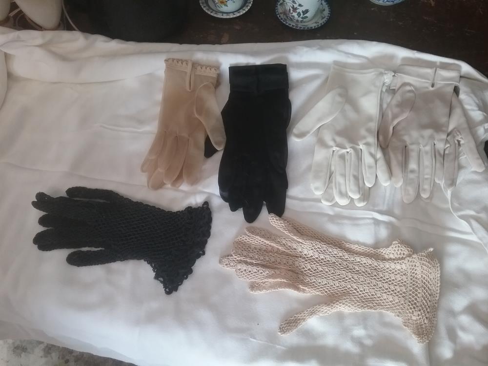 PAIRE DE GANTS ANCIENS 