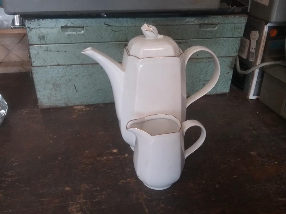 CAFETIERE ET POT LAIT