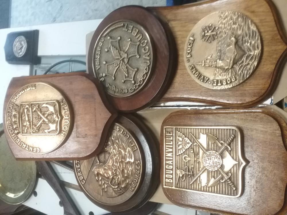 BLASON ET TETE DE BOUCHE MILITAIRE 