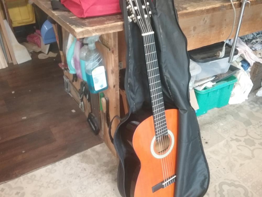 GUITARE ENFANT APPRENTISSAGE AVEC ACCS