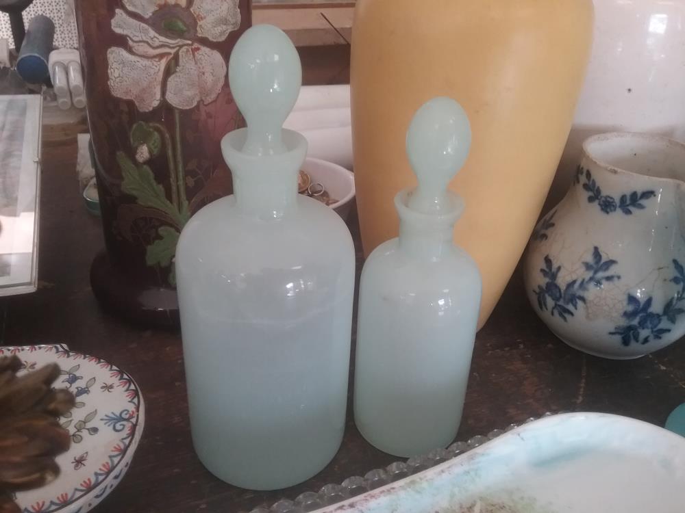 PAIRE DE FLACONS VERTS PALE