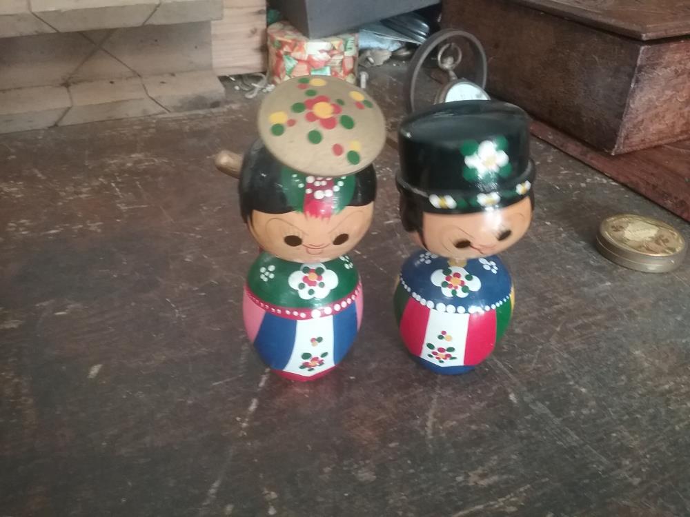 PAIRE DE PERSONNAGES BOIS