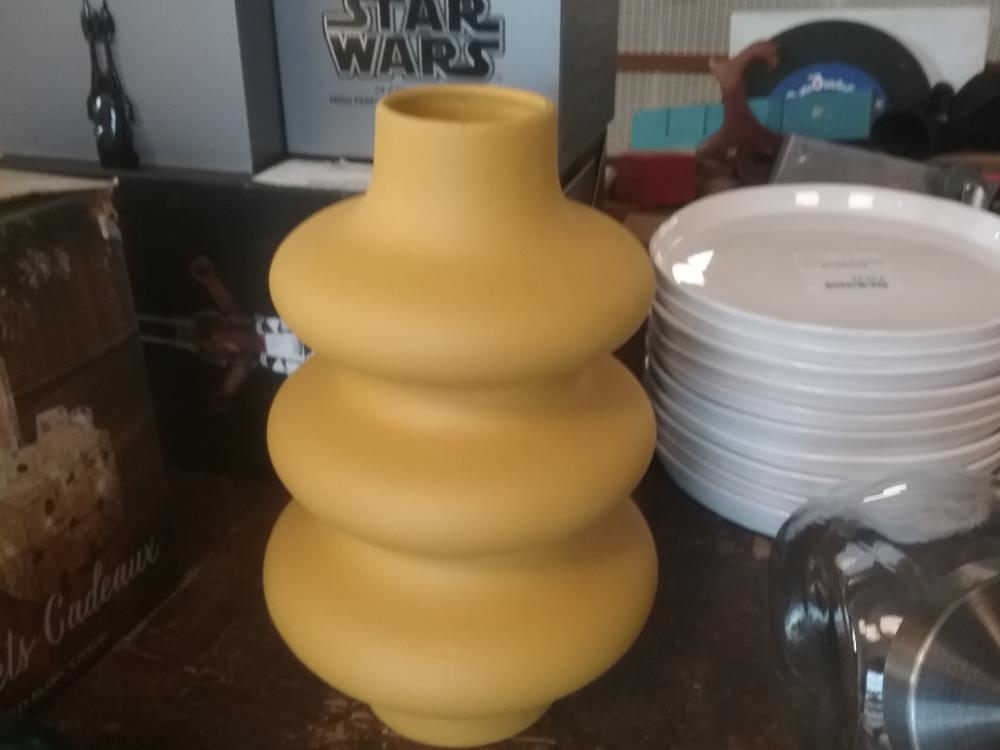 VASE JAUNE