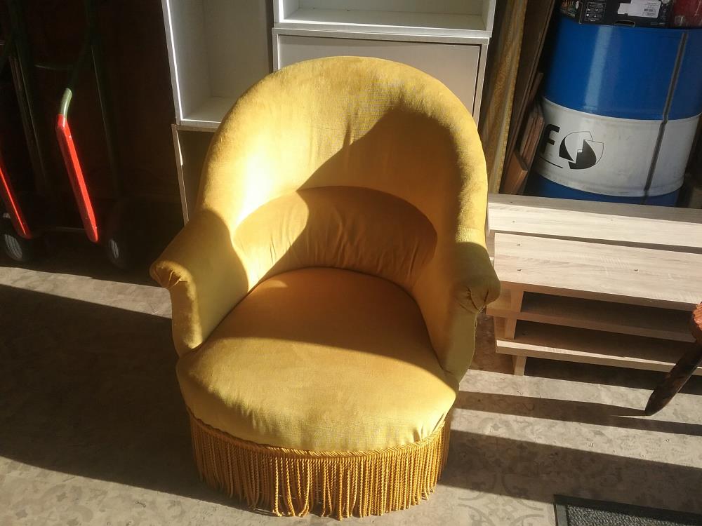 FAUTEUIL CRAPEAU JAUNE