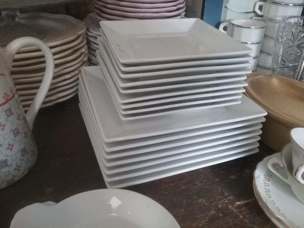 16 ASSIETTES CARRÉS BLANCHE