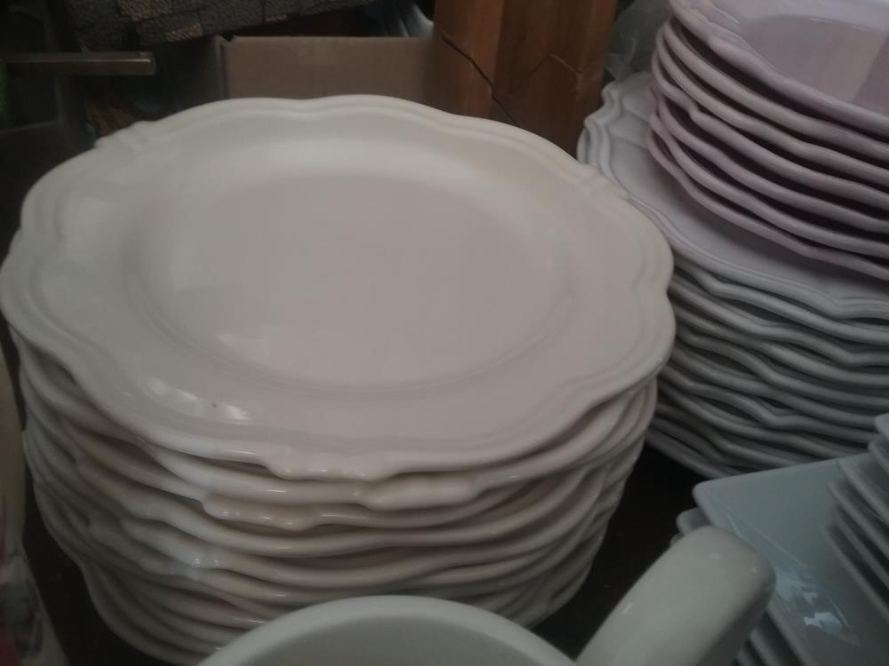 11 ASSIETTES COTE TABLE 