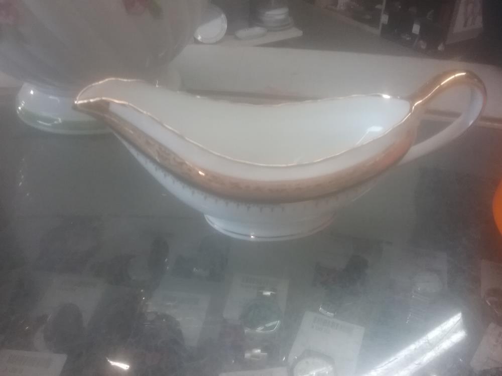 SAUCIERE PORCELAINE DORE