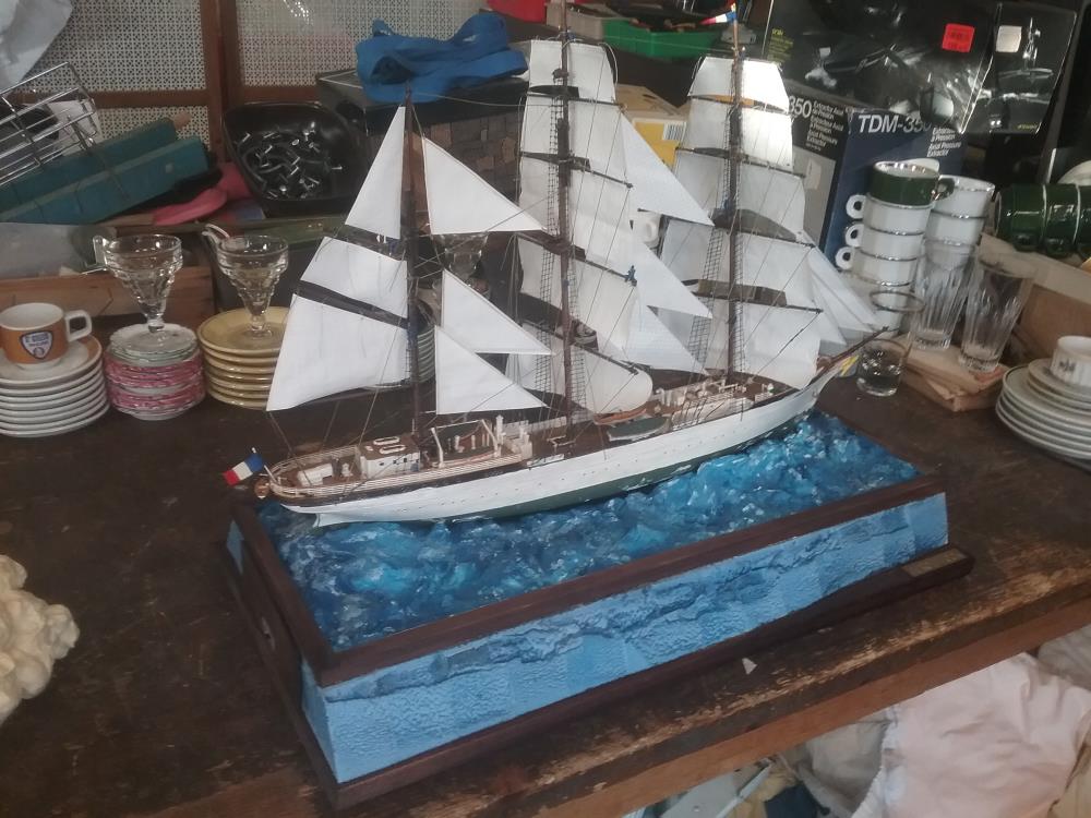 MAQUETTE VOILIER MOUVANT