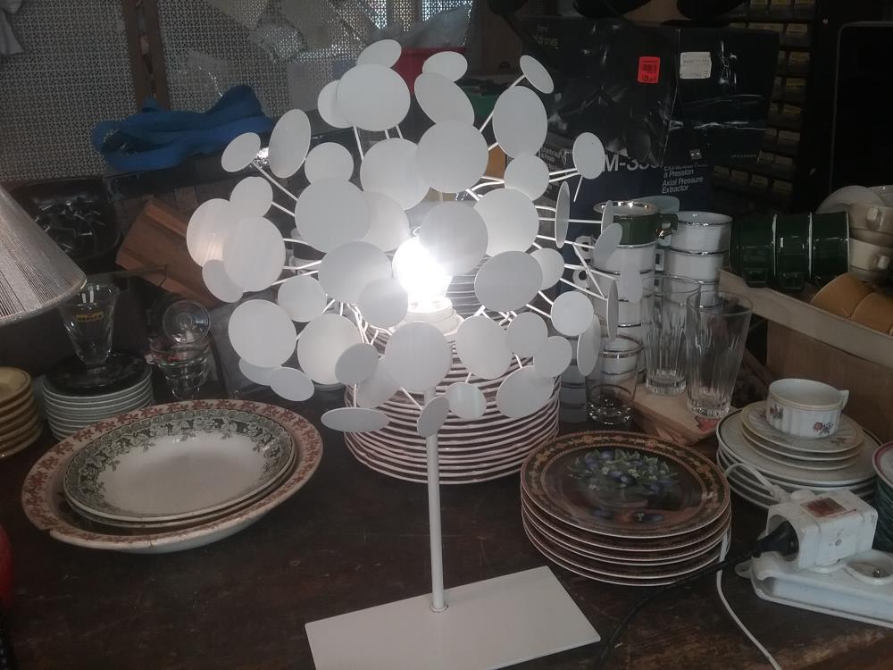 LAMPE PETALES BLANCHES