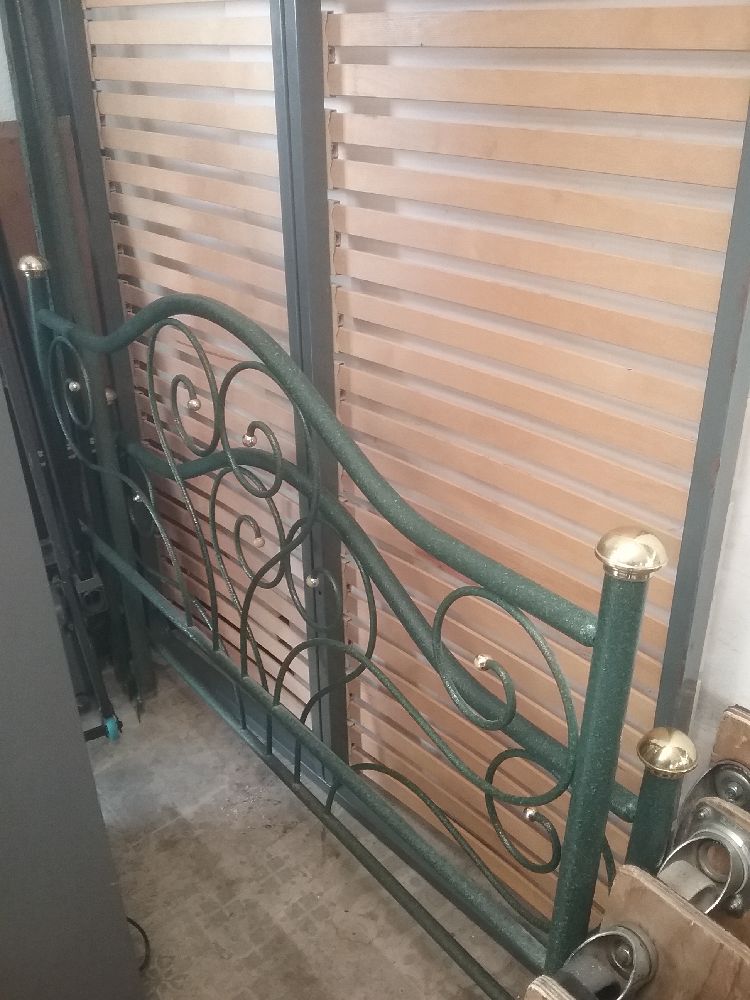 LIT METAL VERT ET SOMMIER