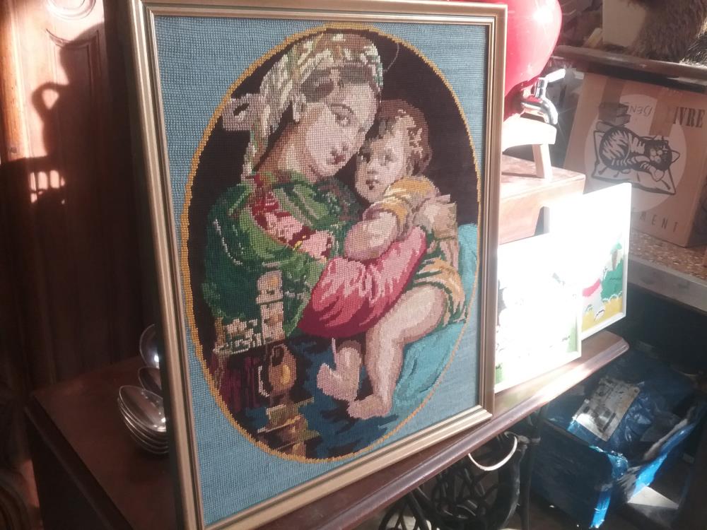 BRODERIE VIERGE A L'ENFANT