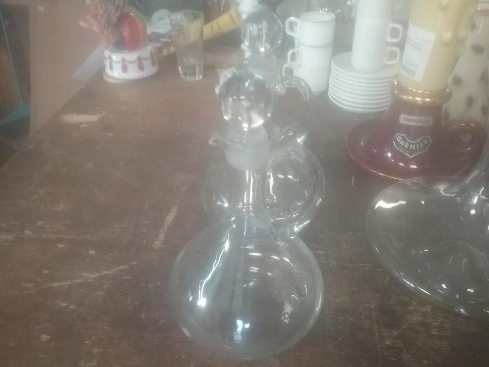 PAIRE DE CARAFES ZN VERRE