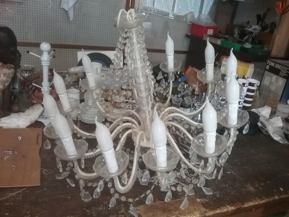 LUSTRE 12 FEUX BLANC ET PAMPILLES