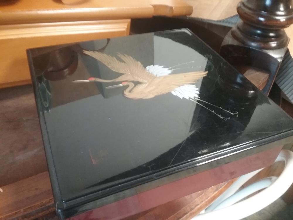 BOITE LAQUEE OISEAU DORES 