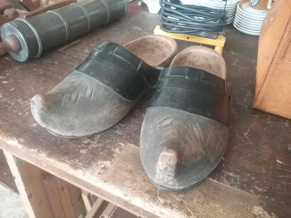 PAIRE DE SABOTS ANCIENS