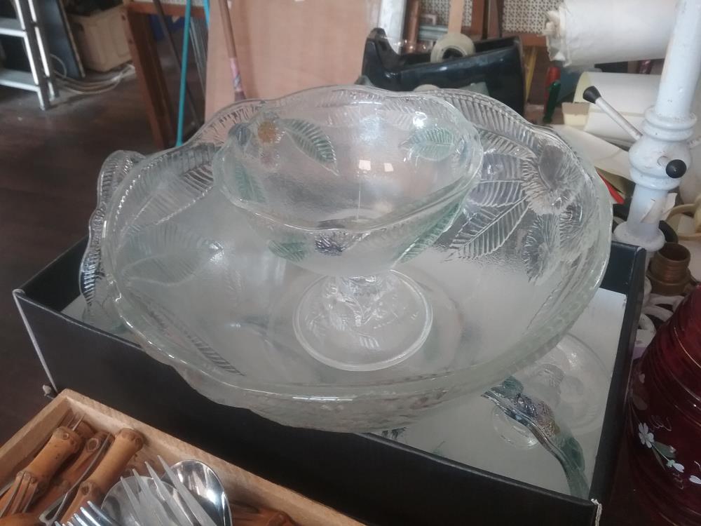 6 COUPES ET SALADIER