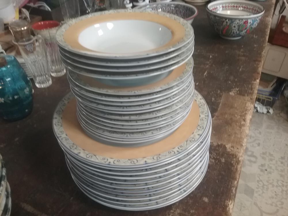 SERVICE DE VAISSELLE JAUNE