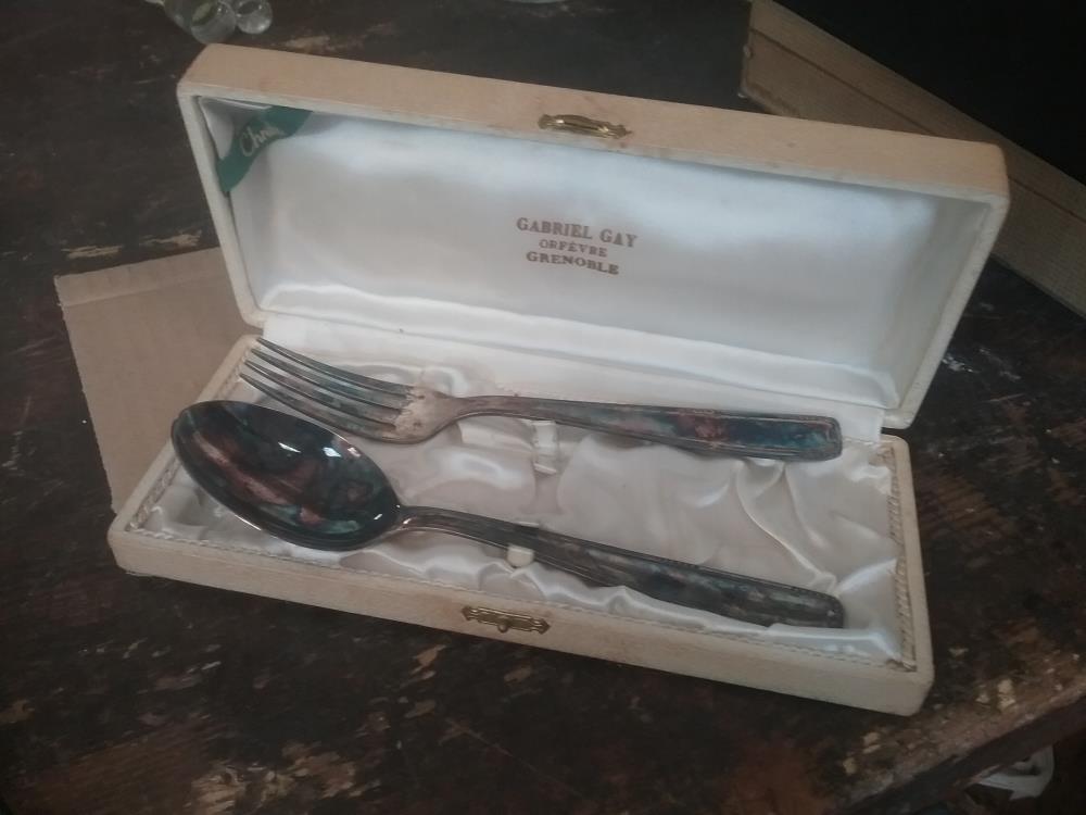 PAIRE DE COUVERTS MA