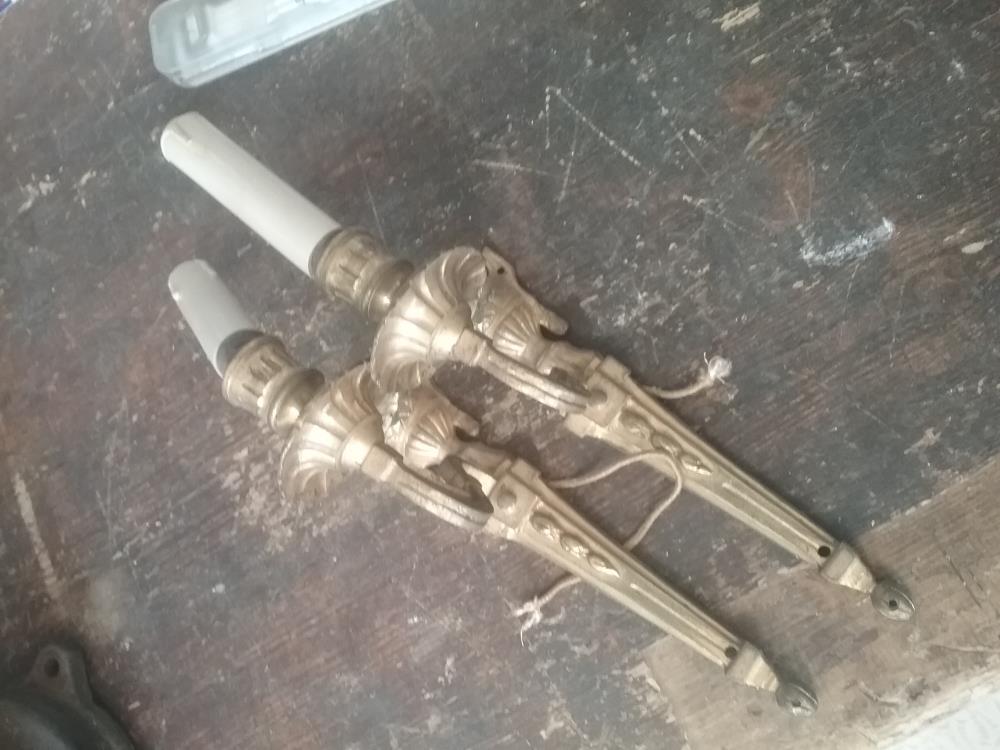 PAIRE D'APPLIQUES  DOREE 